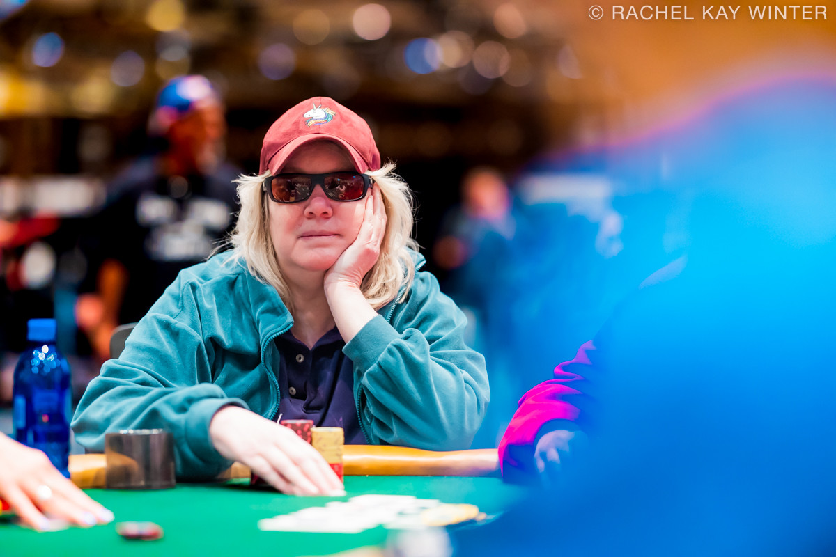 Uśmiechnięta Kathy Liebert podnosi puchar po zwycięstwie w turnieju pokerowym