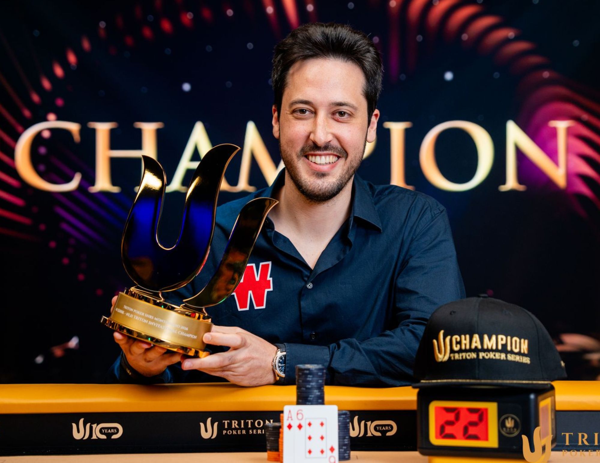 Adrian Mateos przy stole pokerowym podczas turnieju Triton Invitational