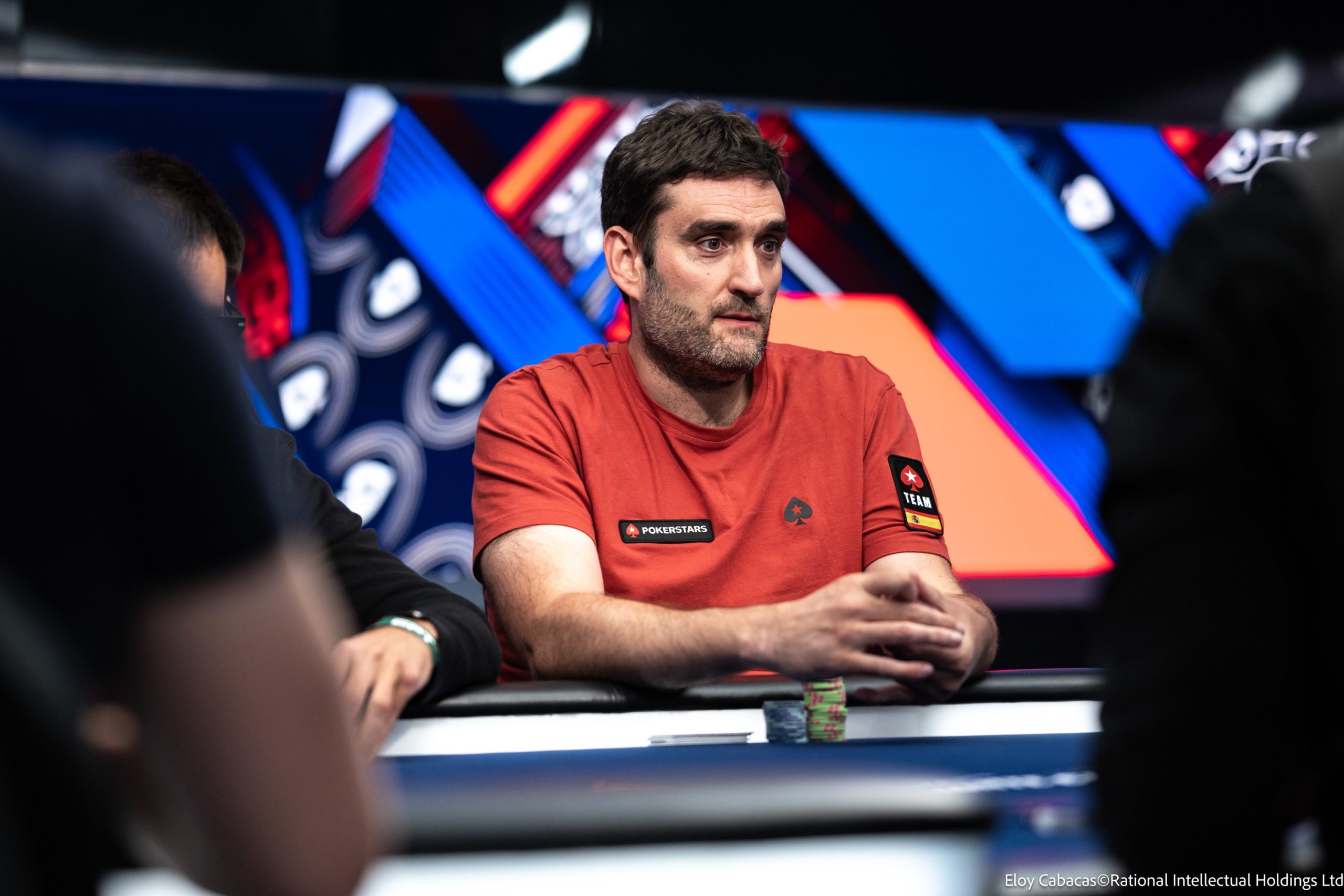 Zdjęcie stołu finałowego turnieju EPT Monte-Carlo Main Event z graczami i żetonami.