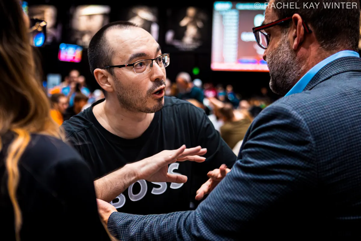 Gracze pokerowi przy stole podczas turnieju World Series of Poker
