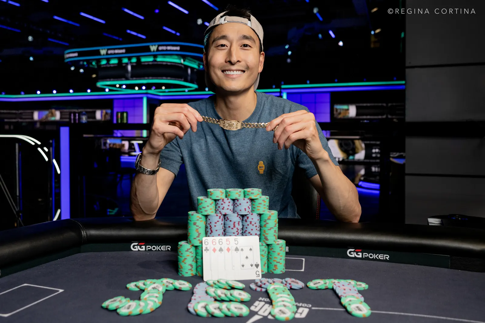 Taylor Atchison świętuje zdobycie swojej pierwszej bransoletki WSOP z żetonami układającymi się w imię syna.