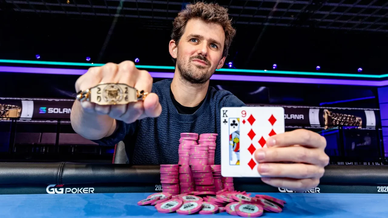 Matthew Moss triumfuje w turnieju WSOP $800 Deepstack, zdobywając pierwszą złotą bransoletę