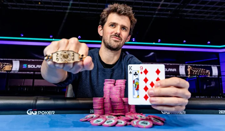 Matthew Moss triumfuje w turnieju WSOP $800 Deepstack, zdobywając pierwszą złotą bransoletę