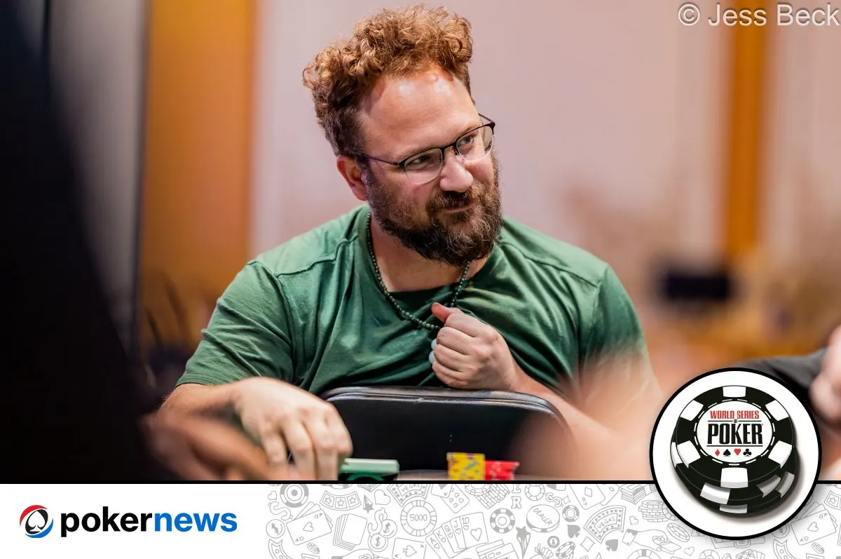 Stół pokerowy z żetonami i kartami podczas turnieju na World Series of Poker
