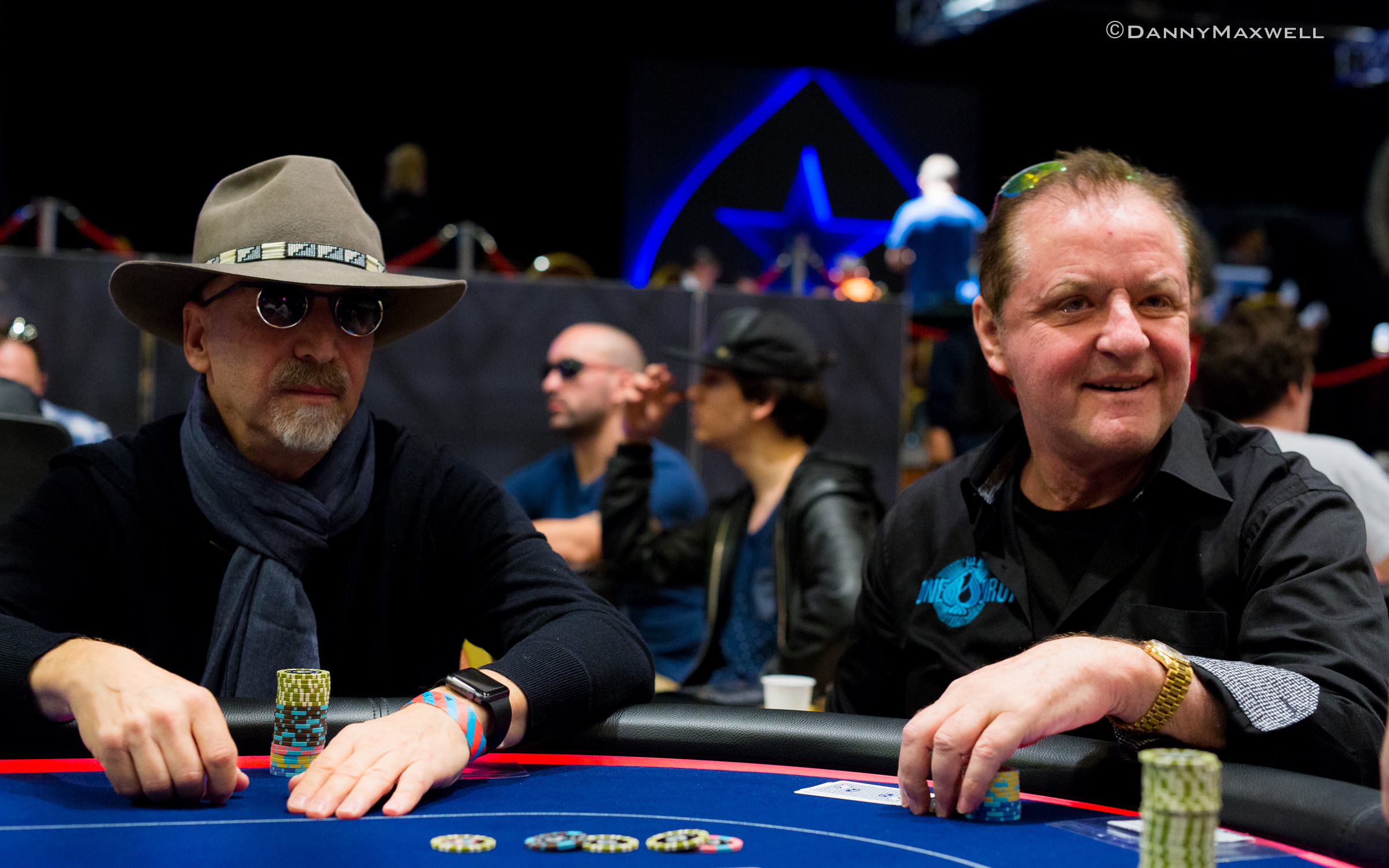 Finałowy stół turnieju pokerowego WSOP Main Event z widocznymi żetonami i kartami
