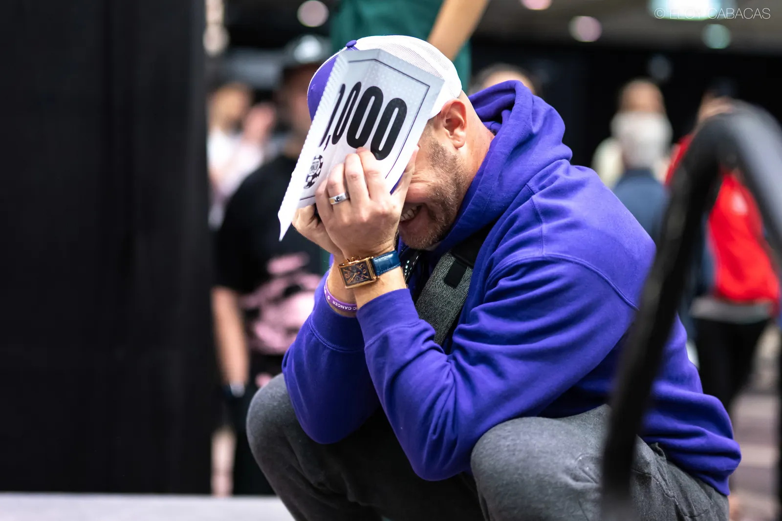 Pokerzysta Brian 'Smitty' Smith podczas turnieju WSOP świętujący trafienie nagrody, którą przeznaczył na cele charytatywne.