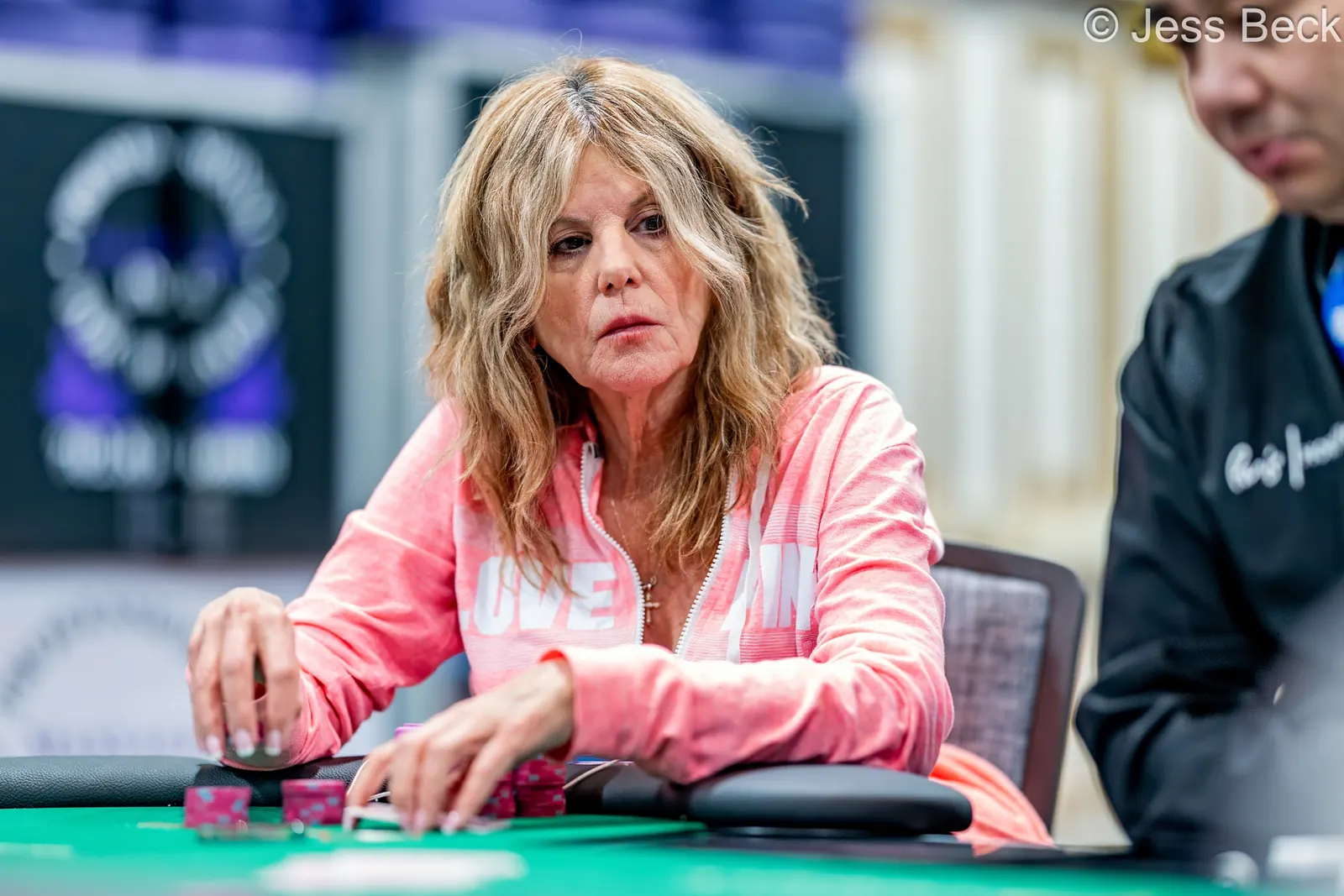 Pokerzystka Cyndy Violette przy stole turniejowym WSOP