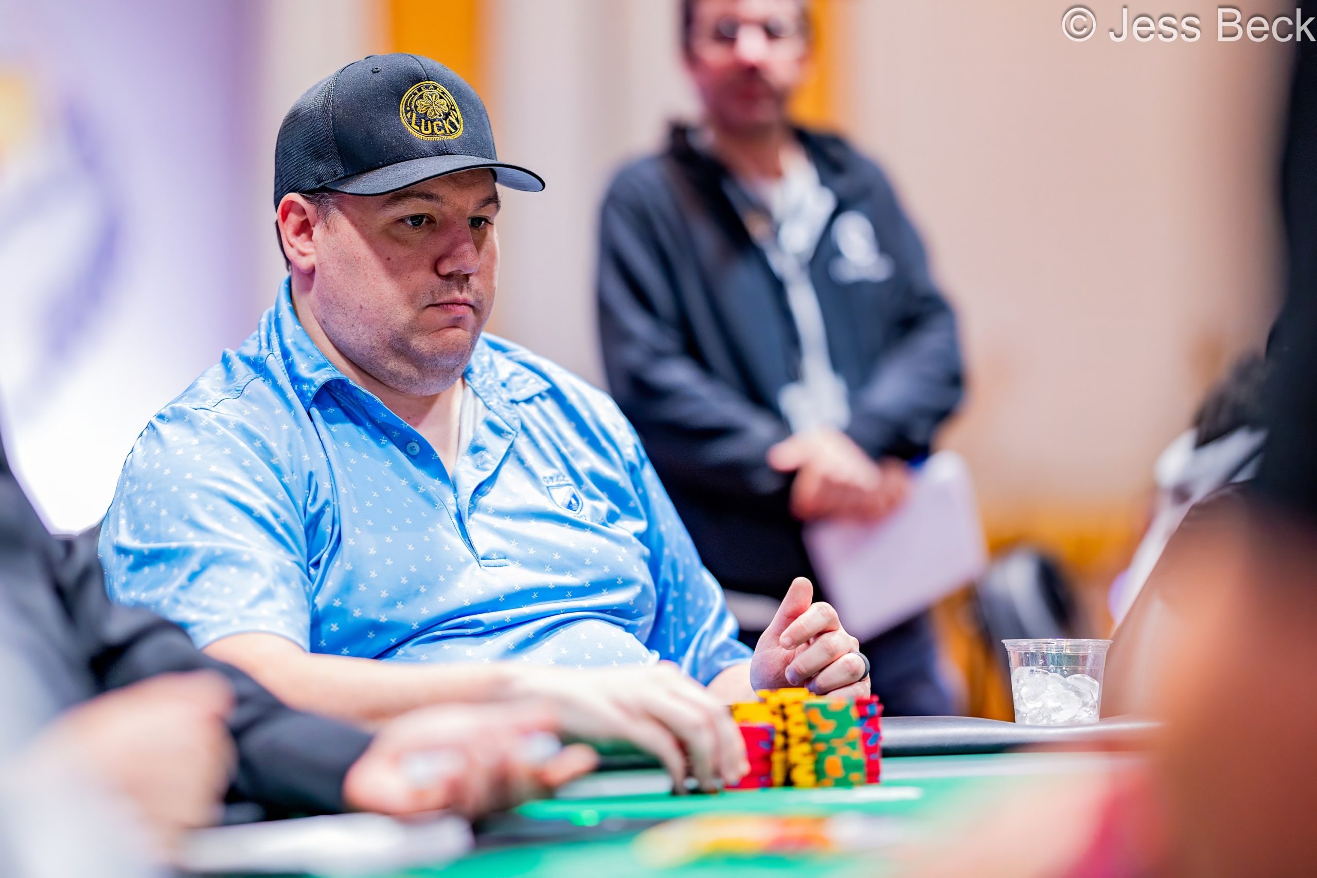 Gracze przy stole finałowym turnieju pokera na żywo podczas World Series of Poker