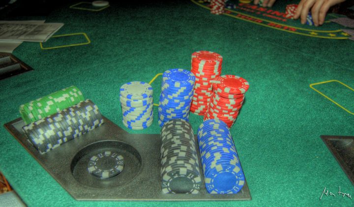 Gra na żywo kontra online: gdzie naprawdę budujesz swoje umiejętności pokerowe?