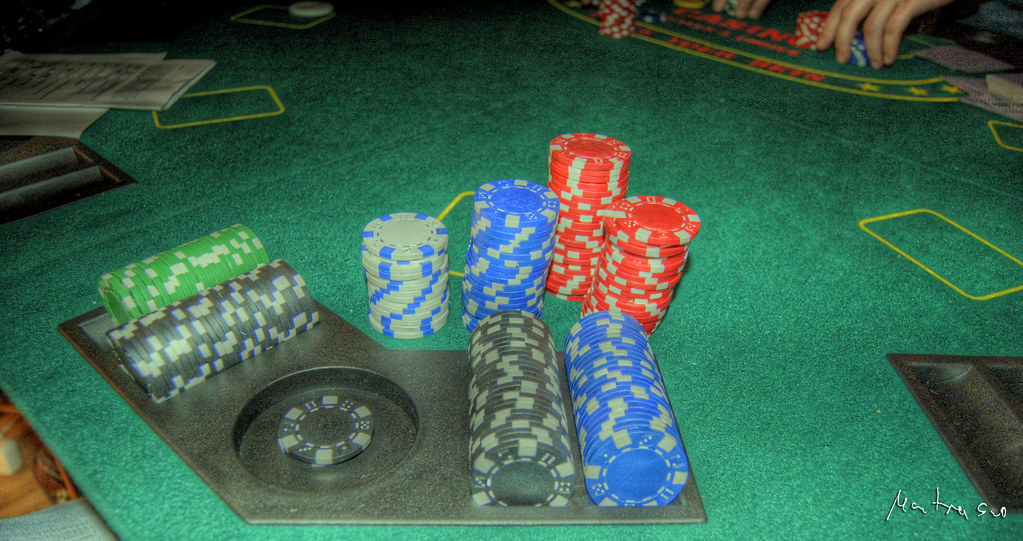Gra na żywo kontra online: gdzie naprawdę budujesz swoje umiejętności pokerowe?