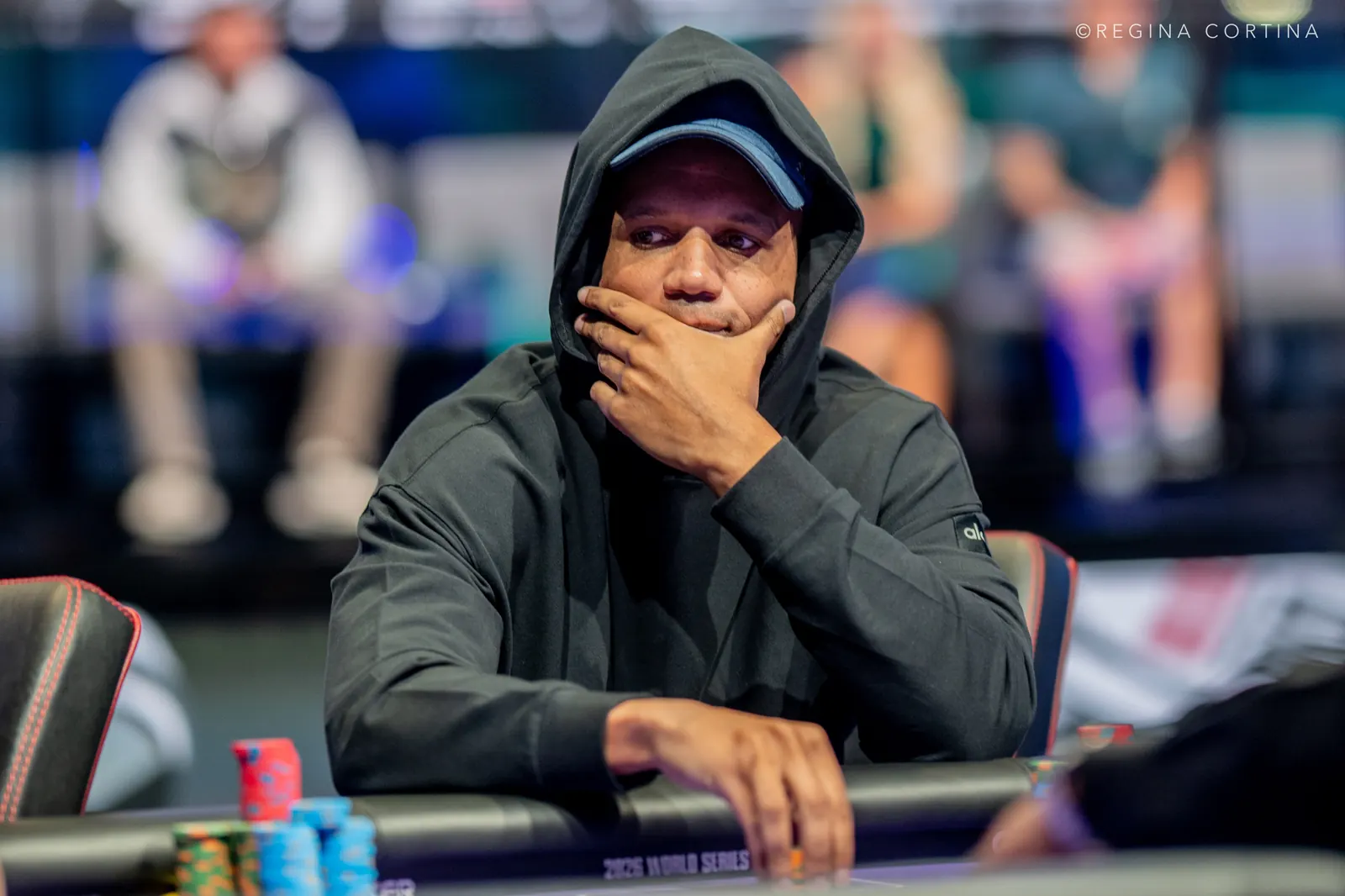 Gracze przy stole pokerowym podczas turnieju World Series of Poker (WSOP)