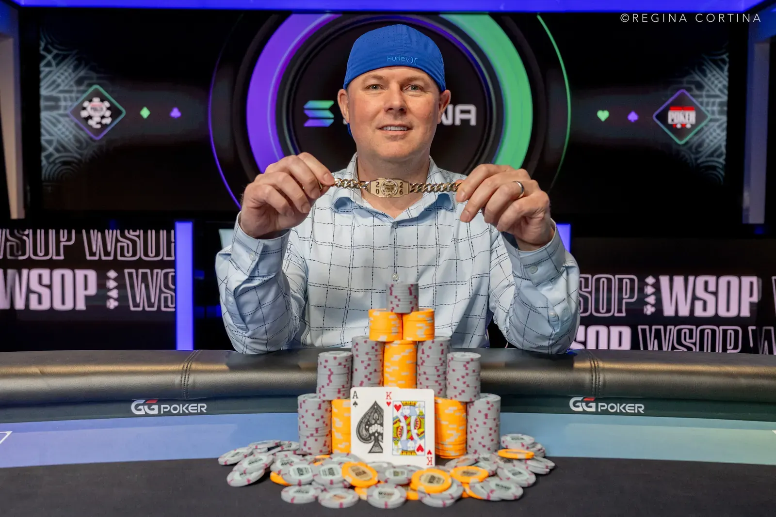 Justin Smith świętuje wygraną w turnieju COLOSSUS na World Series of Poker 2026
