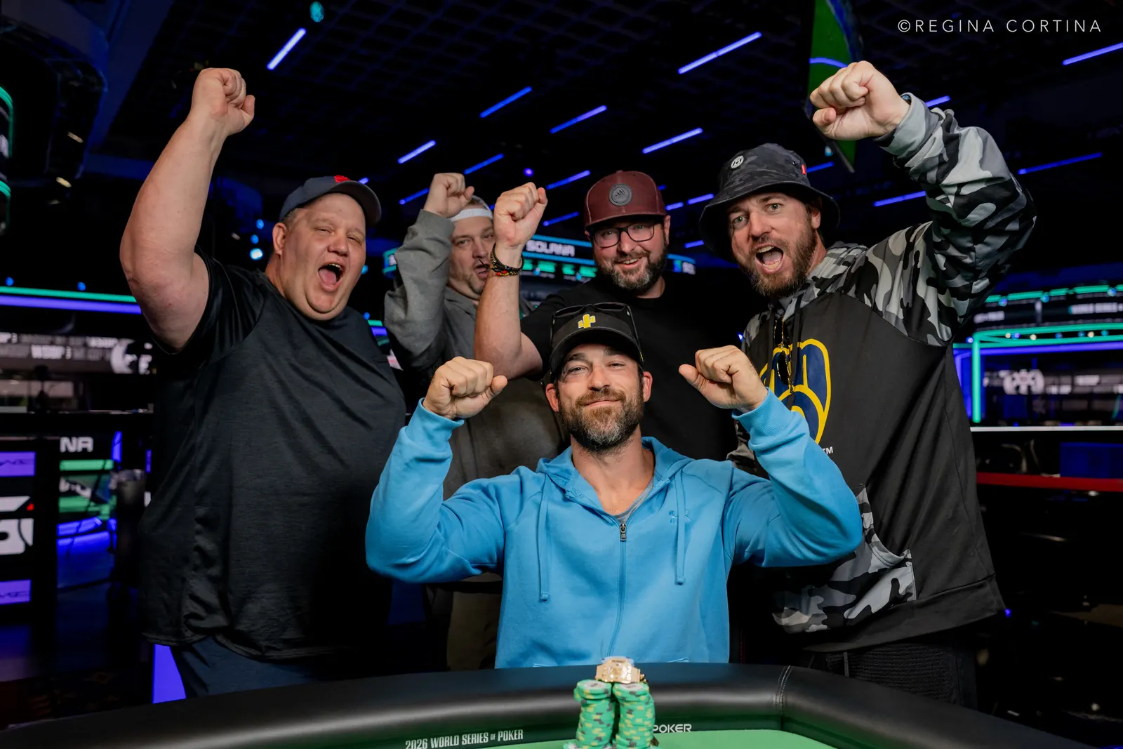 Gracze przy stole pokerowym podczas turnieju World Series of Poker