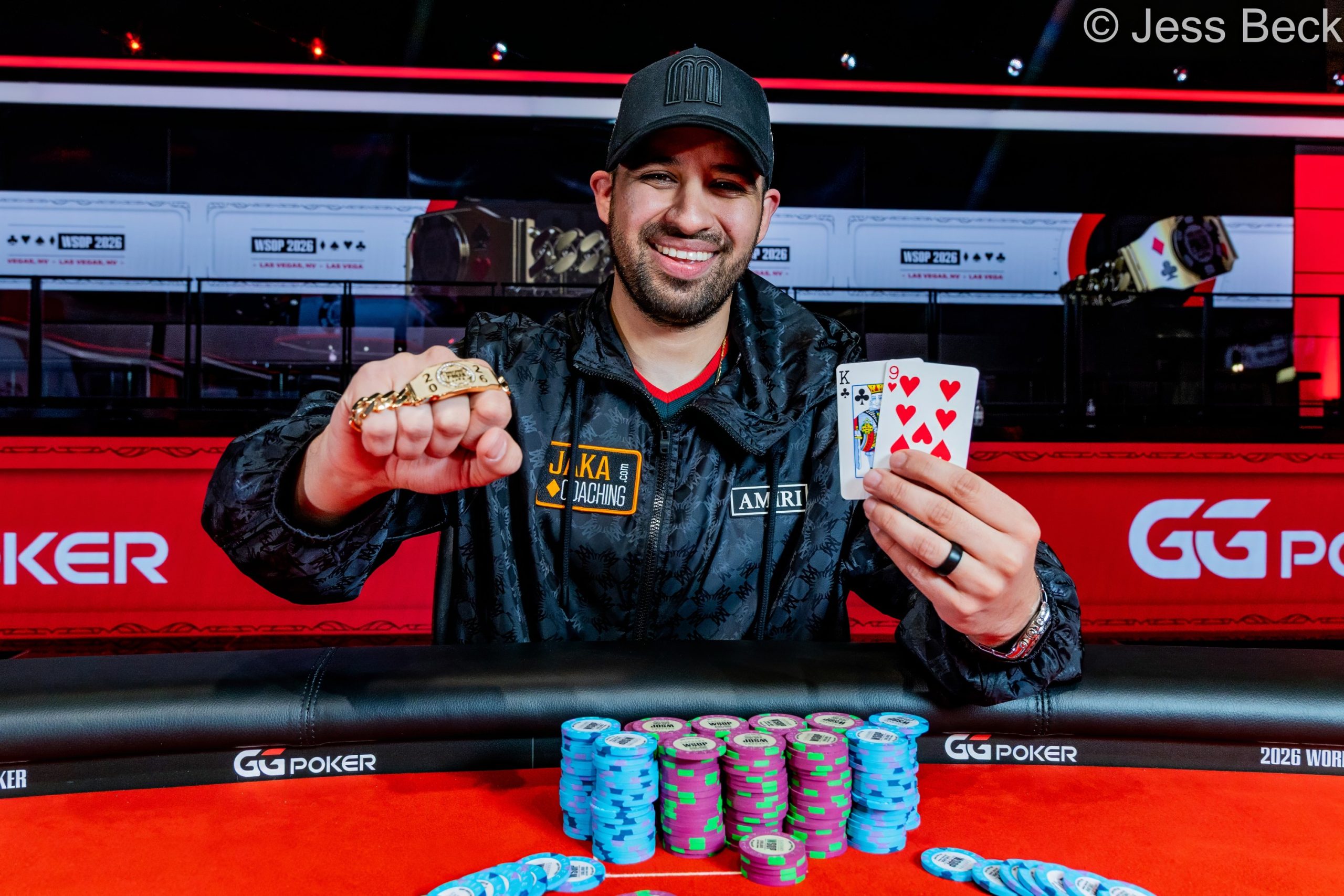 Stół finałowy turnieju WSOP U.S. Circuit Championship z graczami rywalizującymi o zwycięstwo.