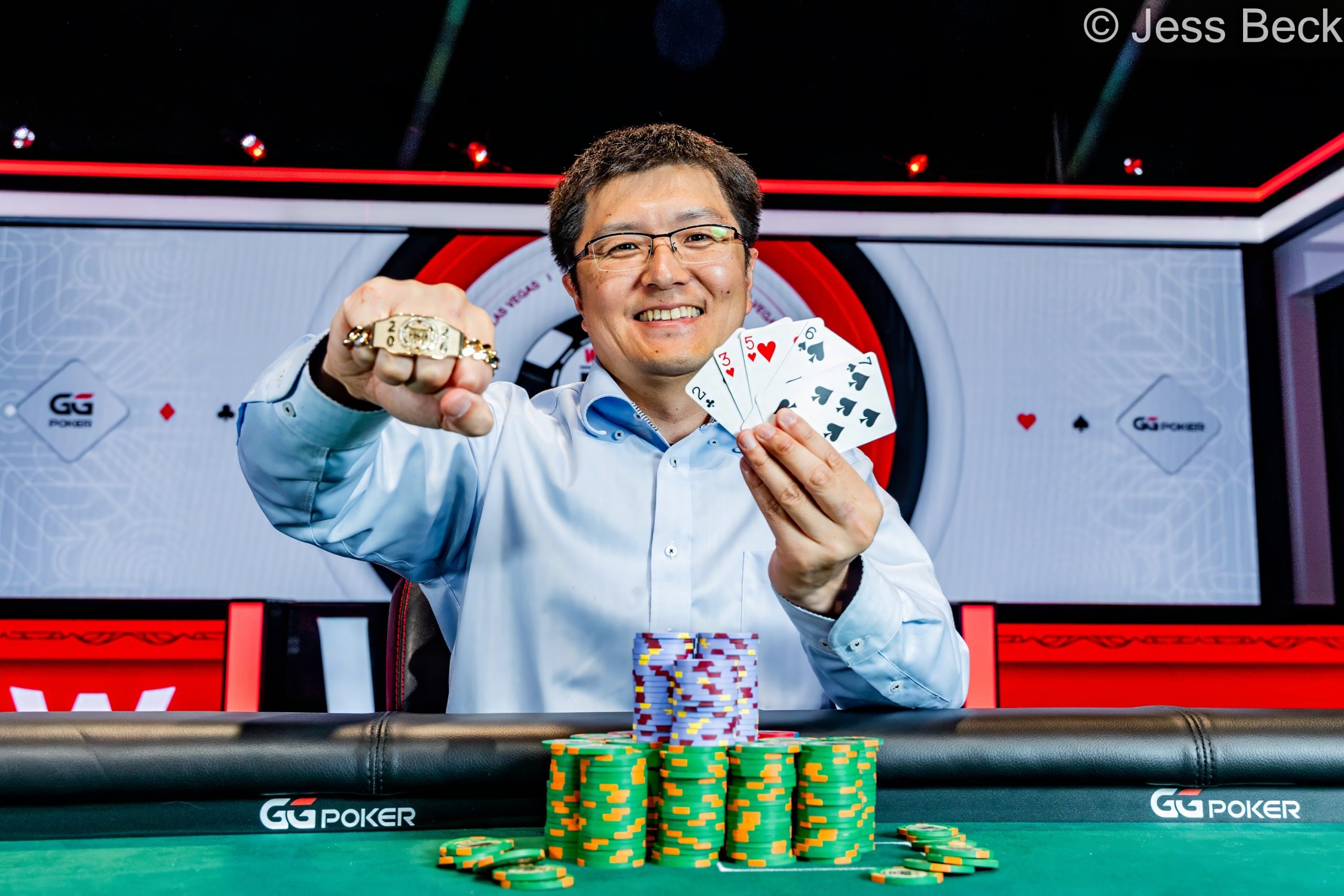 Naoya Kihara cieszący się ze zwycięstwa przy stole finałowym World Series of Poker