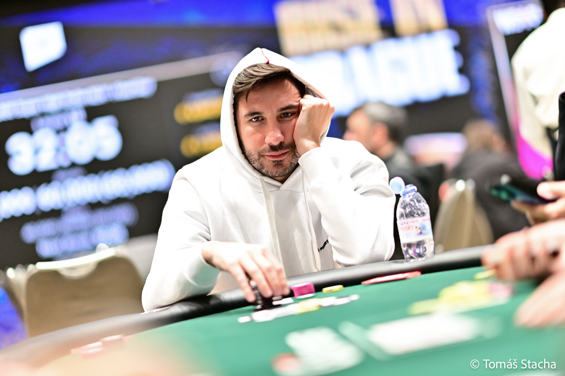 Gracze przy stole pokerowym podczas turnieju World Series of Poker
