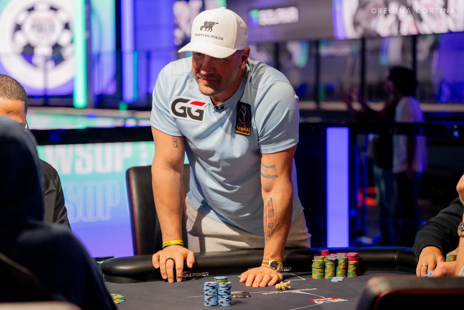 Michael Mizrachi przy stole pokerowym podczas turnieju World Series of Poker