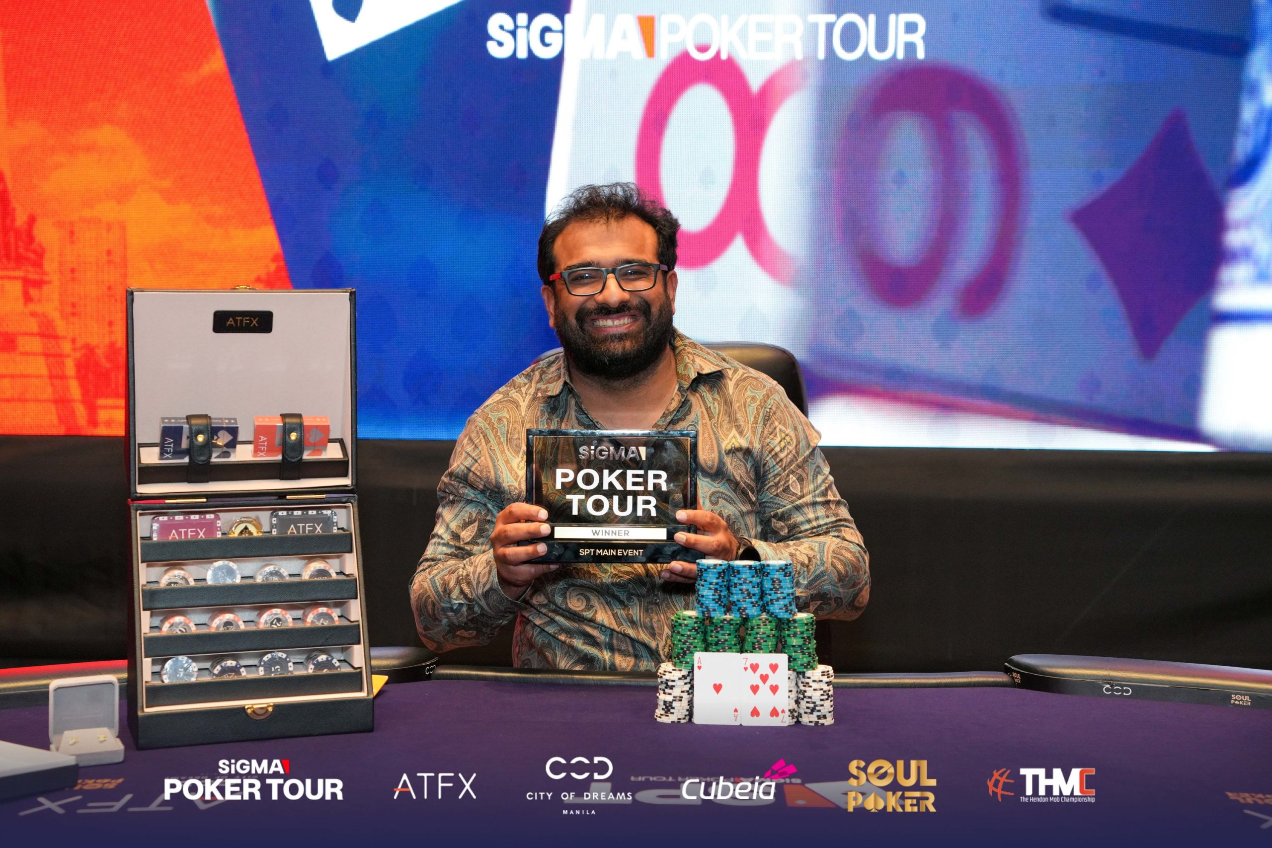 Gracze przy stole finałowym turnieju pokerowego w Manili