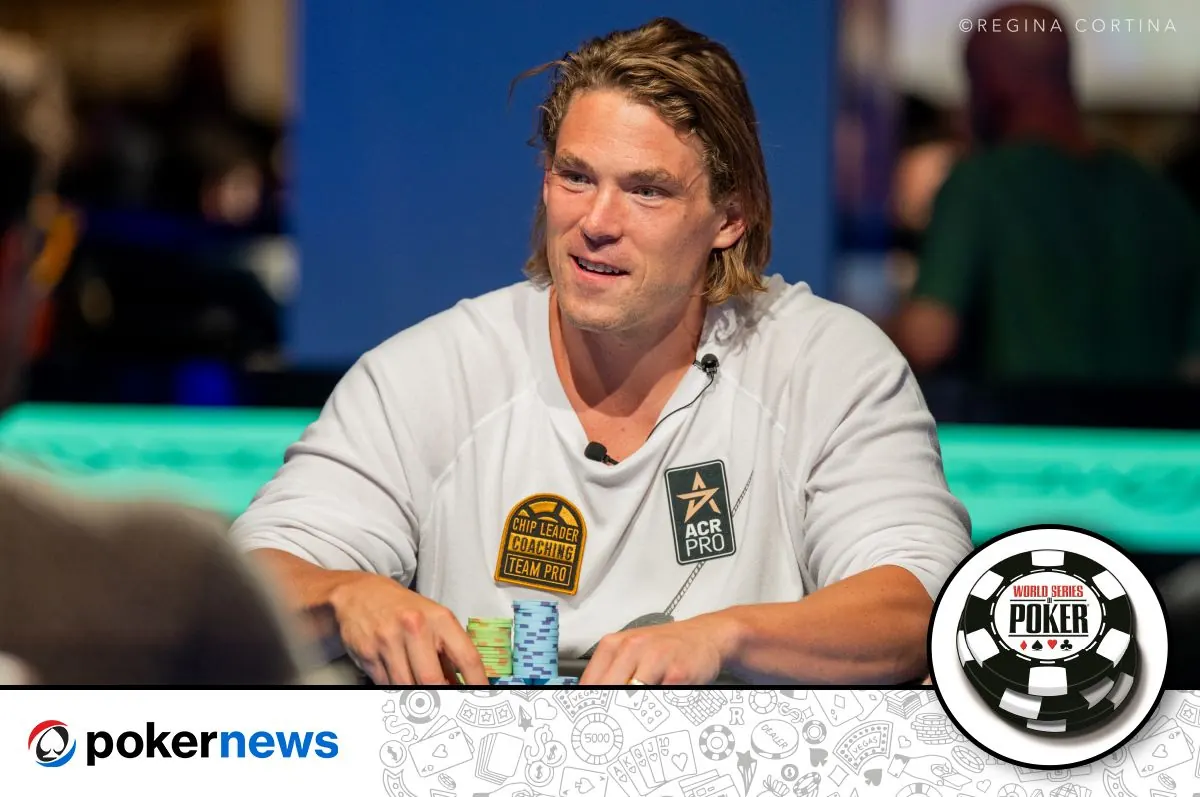 Alex Foxen skupiony podczas gry w turnieju pokerowym na World Series of Poker