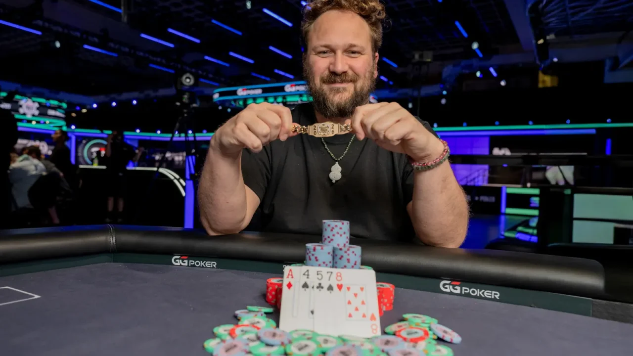 Calvin Anderson ponownie udowodnił swoją dominację w odmianie Razz, triumfując w turnieju $10,000 Razz Championship podczas World Series of