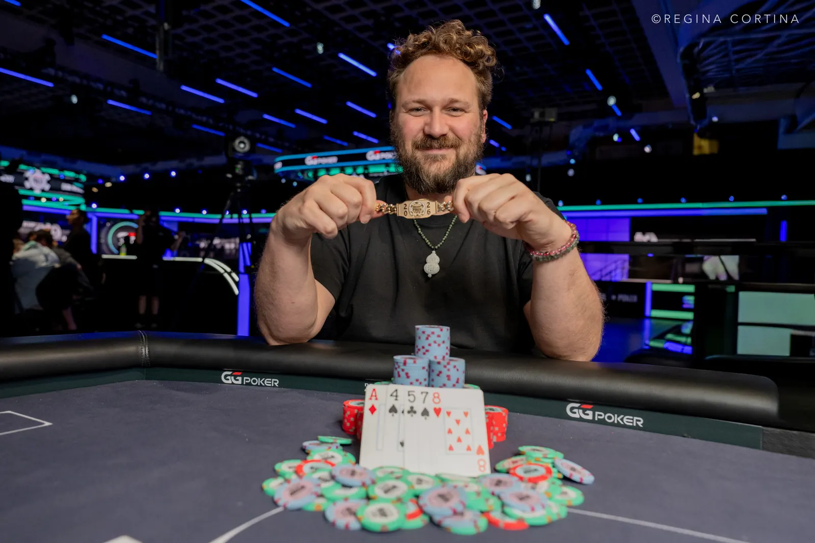 Gracze przy stole finałowym turnieju pokerowego World Series of Poker