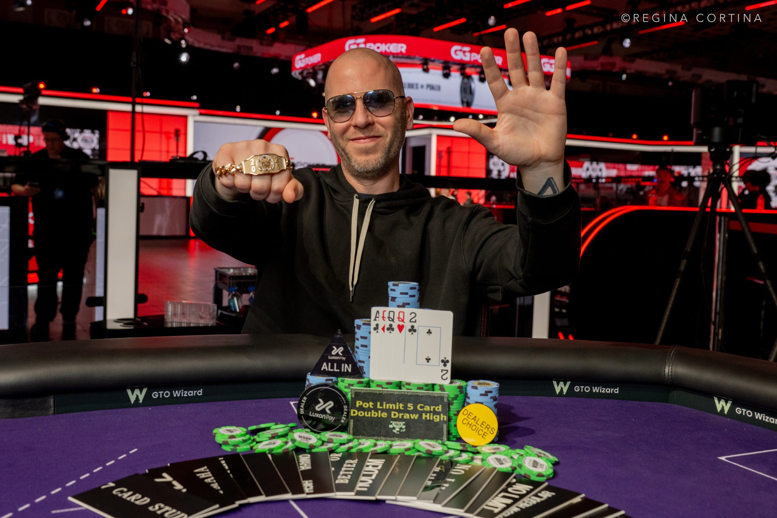 Jeff Madsen z uniesioną bransoletką World Series of Poker po zwycięstwie w turnieju.