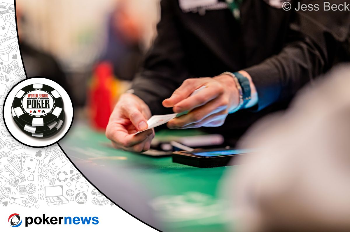 Gracze przy stole pokerowym podczas turnieju World Series of Poker, skupieni na grze i żetonach.