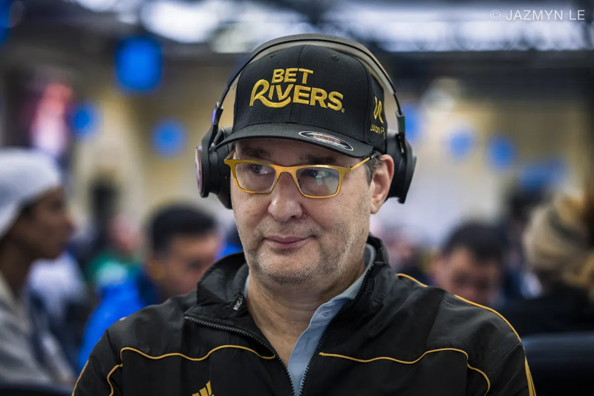 Phil Hellmuth i jego syn Phillip rozmawiają przy stole pokerowym podczas turnieju WSOP