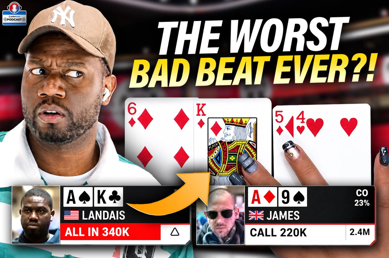 Gracze przy stole pokerowym podczas turnieju