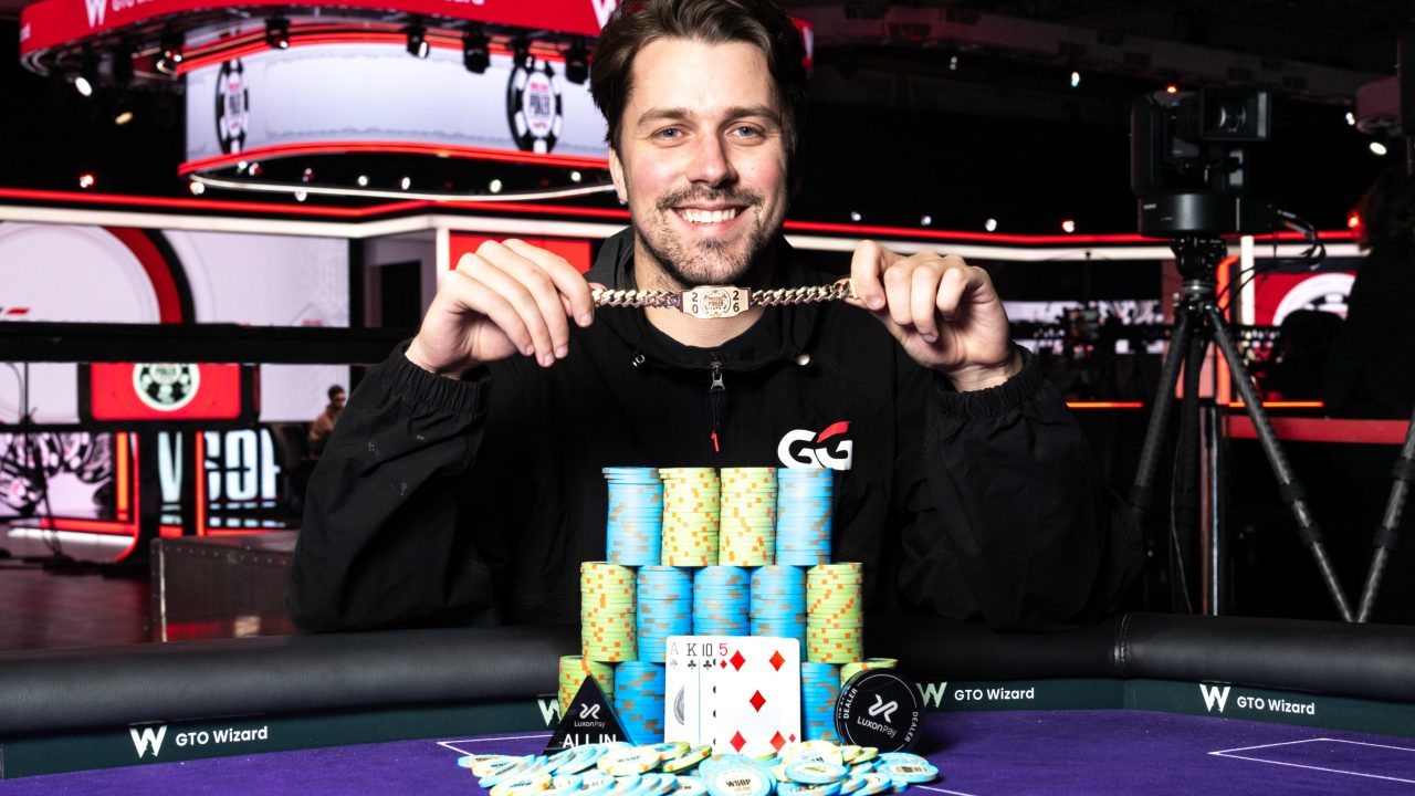 Frederic Normand zaskoczył świat pokera, wygrywając pierwszą bransoletkę WSOP w grze, której nigdy wcześniej nie grał
