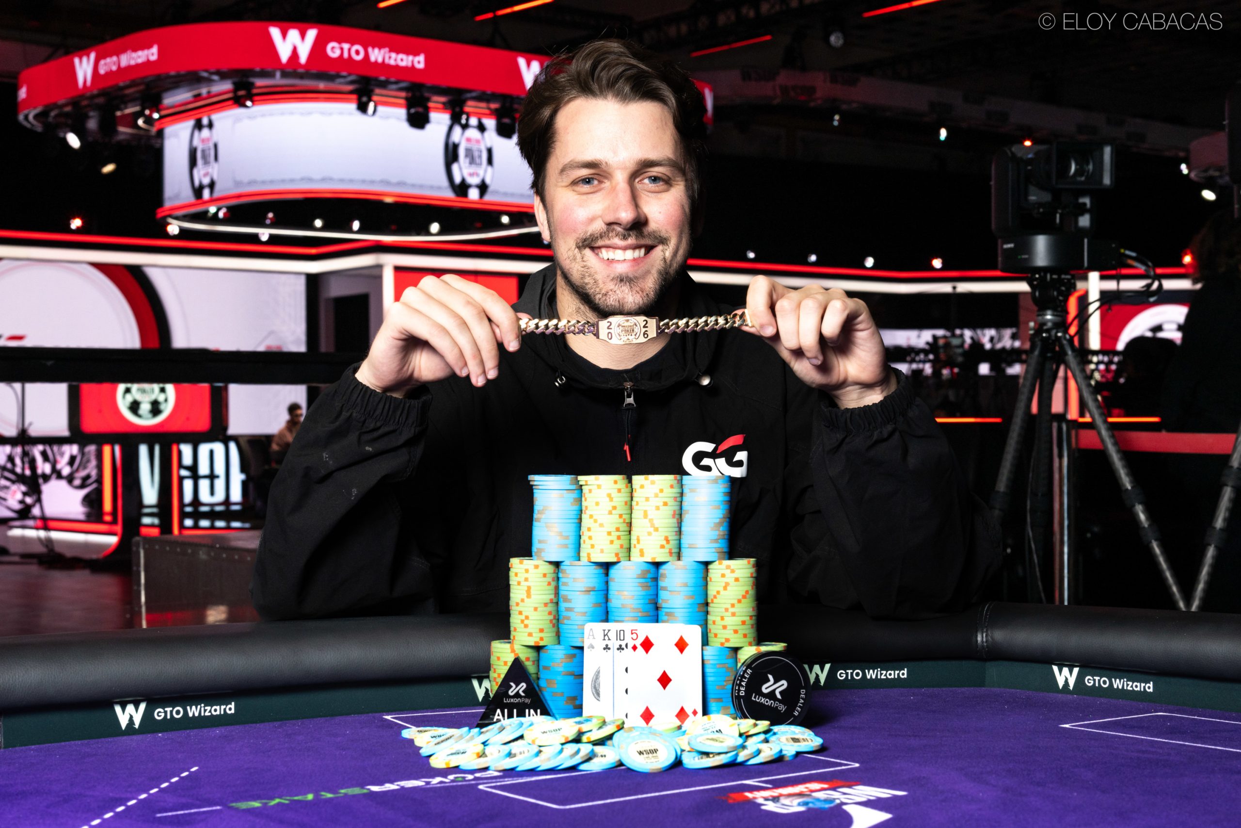 Gracze przy stole finałowym turnieju pokerowego na żywo podczas World Series of Poker