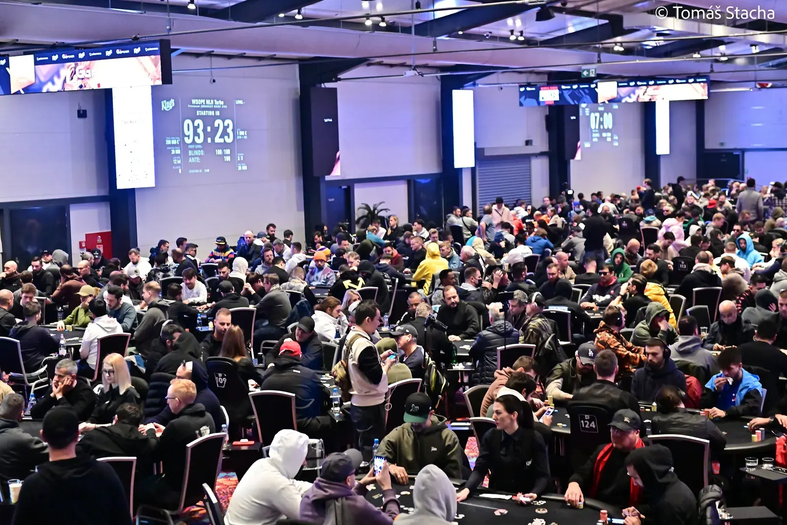 Gracze przy stole pokerowym podczas turnieju w King's Resort