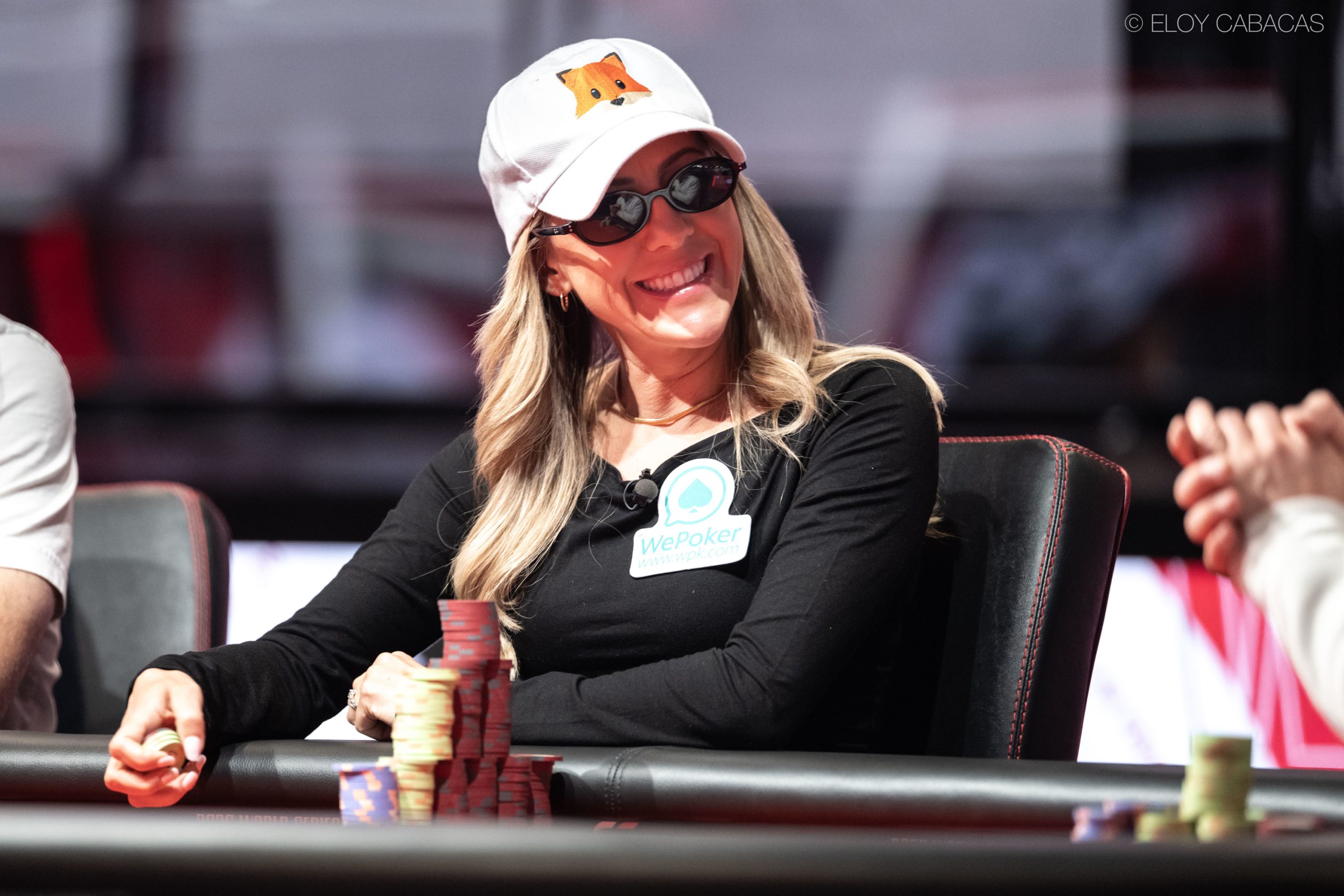 Finałowy stół turnieju pokerowego z zawodnikami przy stołach