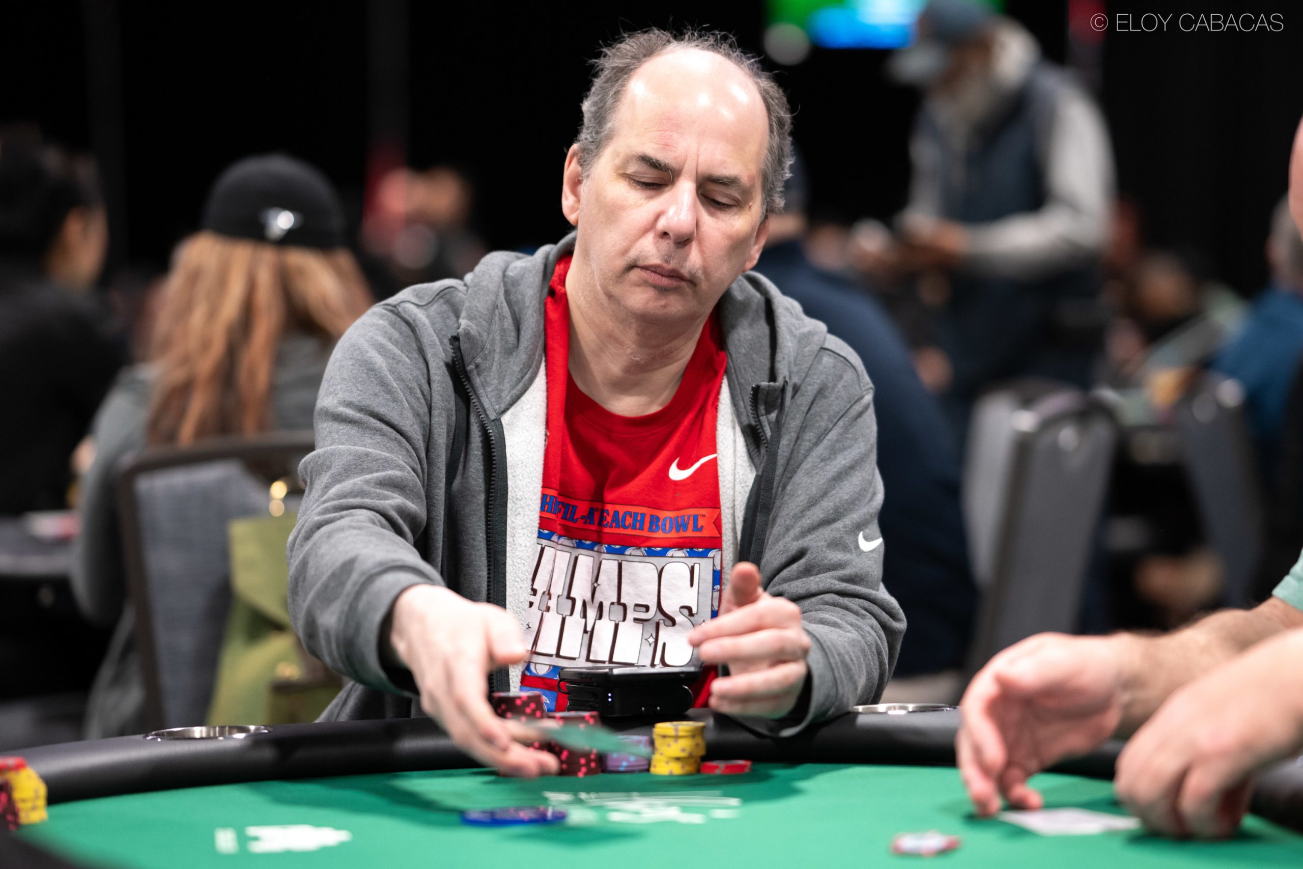 Allen Kessler podczas gry przy stole pokerowym na World Series of Poker