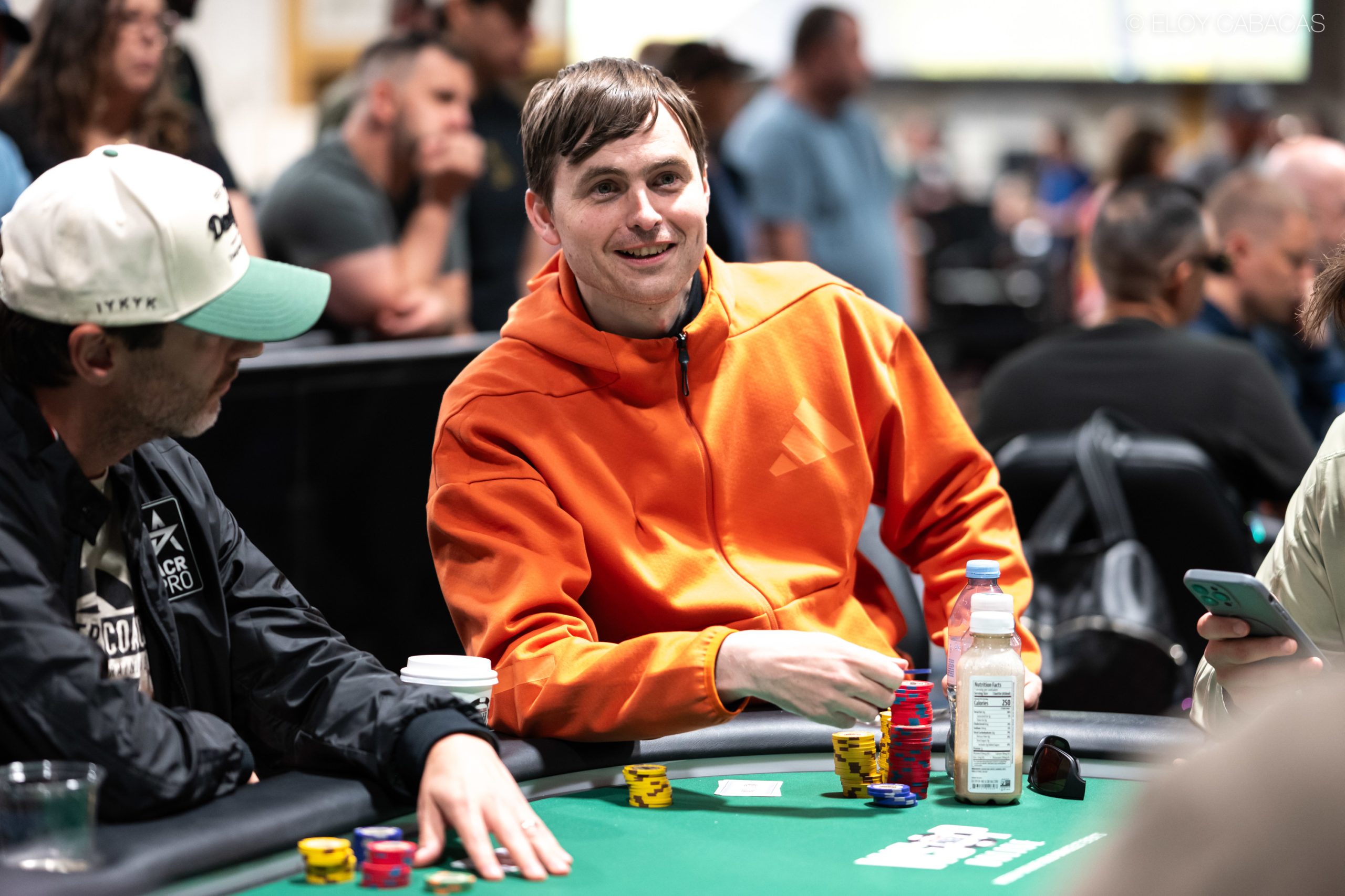 Martin Kabrhel przy stole pokerowym podczas turnieju