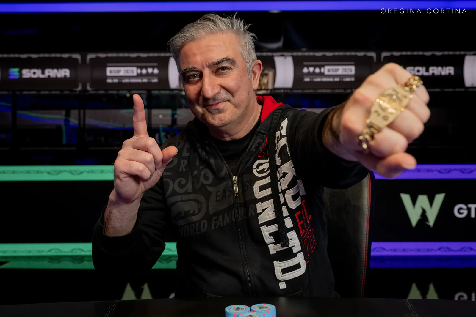 Homan Mohammadi świętuje zwycięstwo w Seniors Championship WSOP