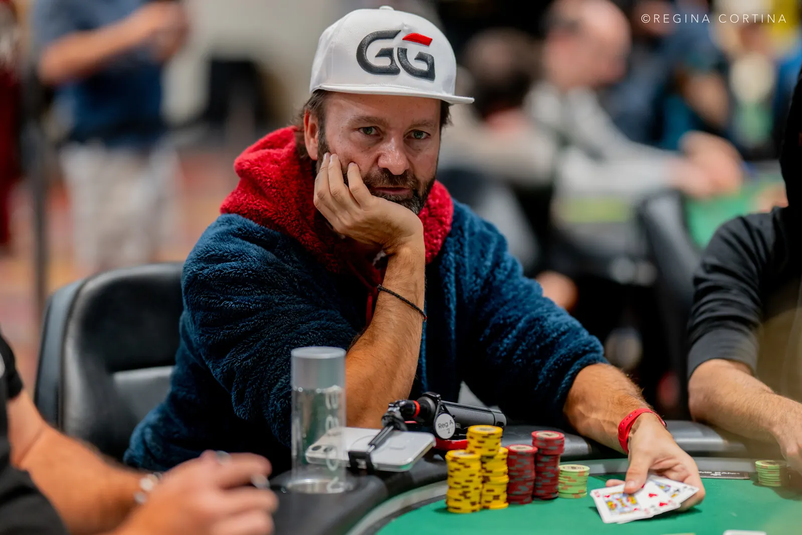 Gracze przy stole pokerowym podczas turnieju World Series of Poker