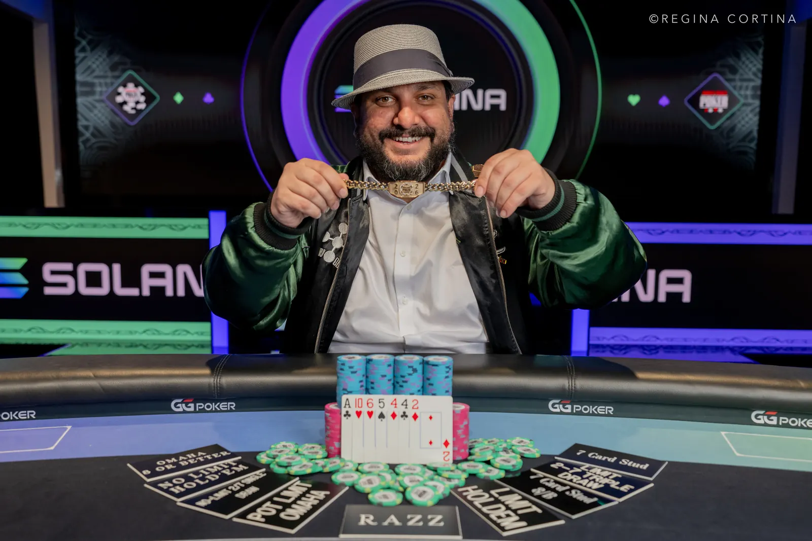 Joey Couden świętujący zwycięstwo przy stole finałowym turnieju pokerowego WSOP