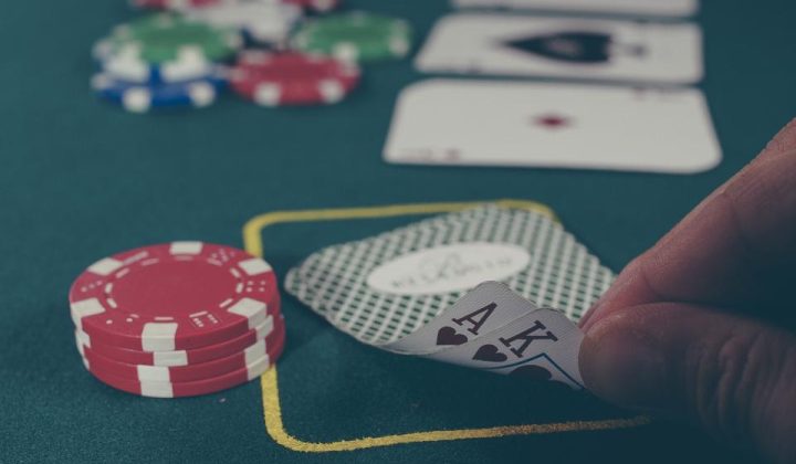 Wielu graczy pokerowych doświadcza momentów niepewności na turnie, gdy przeciwnik kontynuuje agresję beczką. Bez dogłębnych studiów nad stra