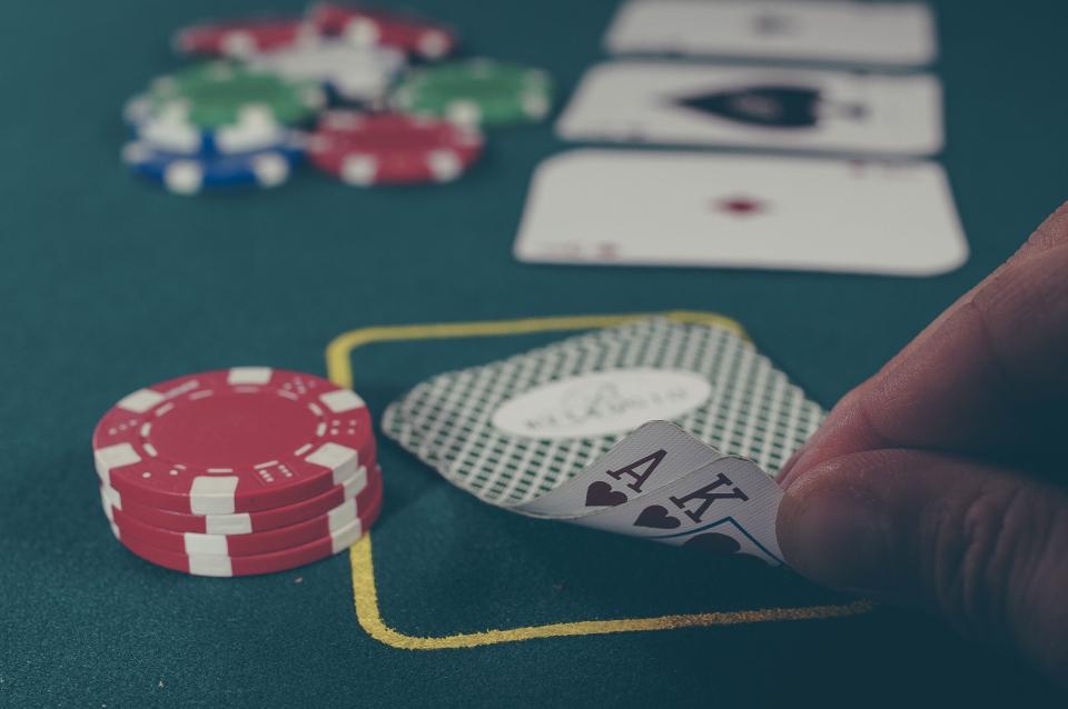 Wielu graczy pokerowych doświadcza momentów niepewności na turnie, gdy przeciwnik kontynuuje agresję beczką. Bez dogłębnych studiów nad stra