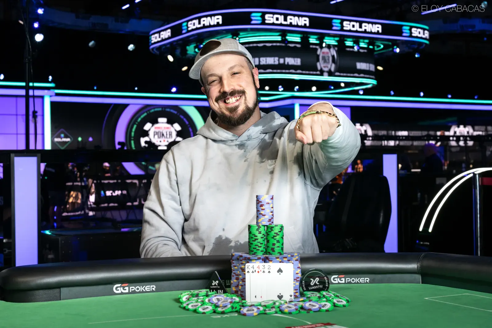 Zachary Gruneberg świętuje zwycięstwo w turnieju WSOP, trzymając swój nowy bracelet.