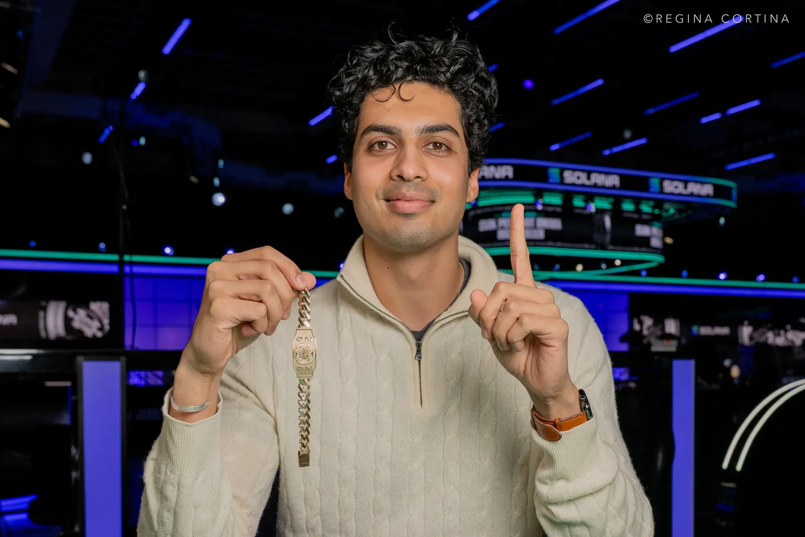 Abhishek Mhatre świętuje zdobycie bransolety WSOP na stole finałowym