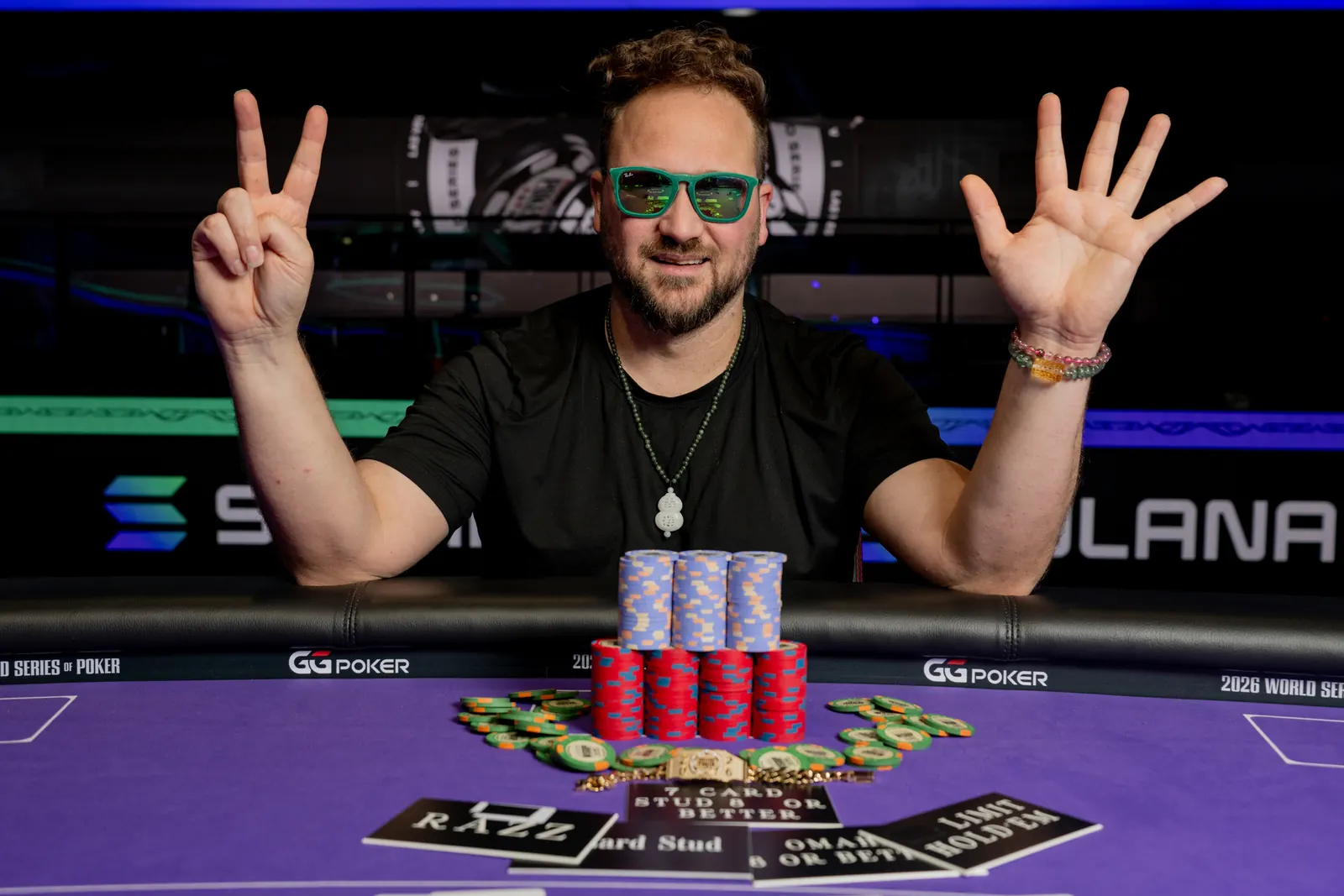 Gracz Calvin Anderson świętuje zdobycie bransolety pokerowej przy stole finałowym turnieju WSOP.