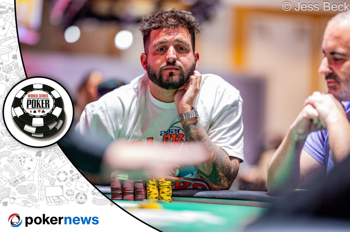 Żetony pokerowe i karty na stole podczas turnieju pokerowego