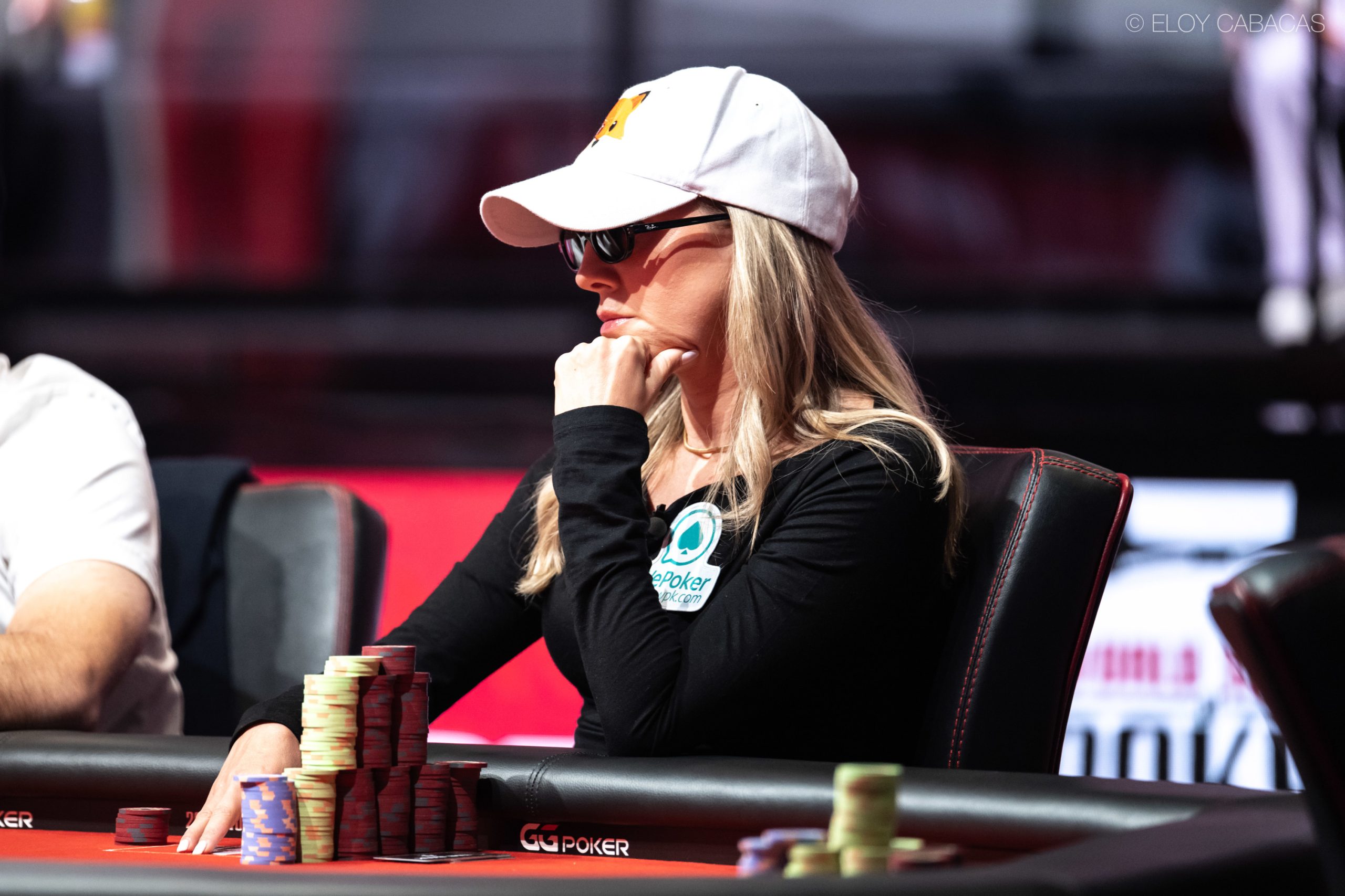 Kristen Foxen przy stole pokerowym podczas prestiżowego turnieju