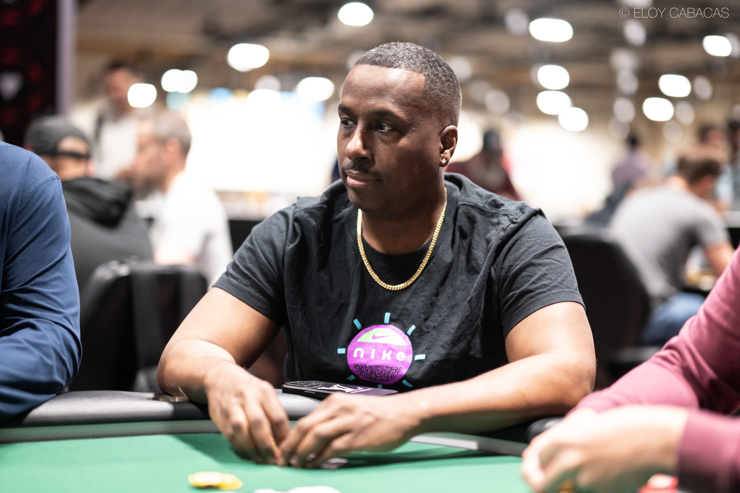 Finałowy stół turnieju pokerowego WSOP Circuit z grającymi zawodnikami