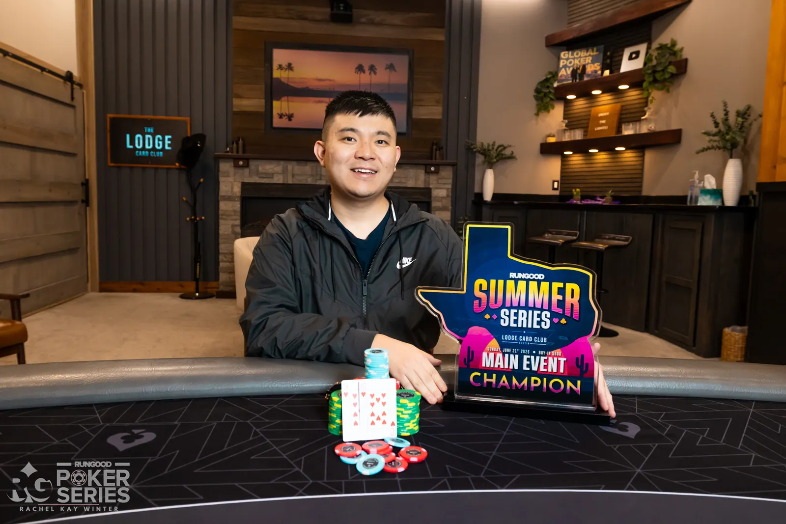 Gracze przy stole finałowym turnieju pokerowego