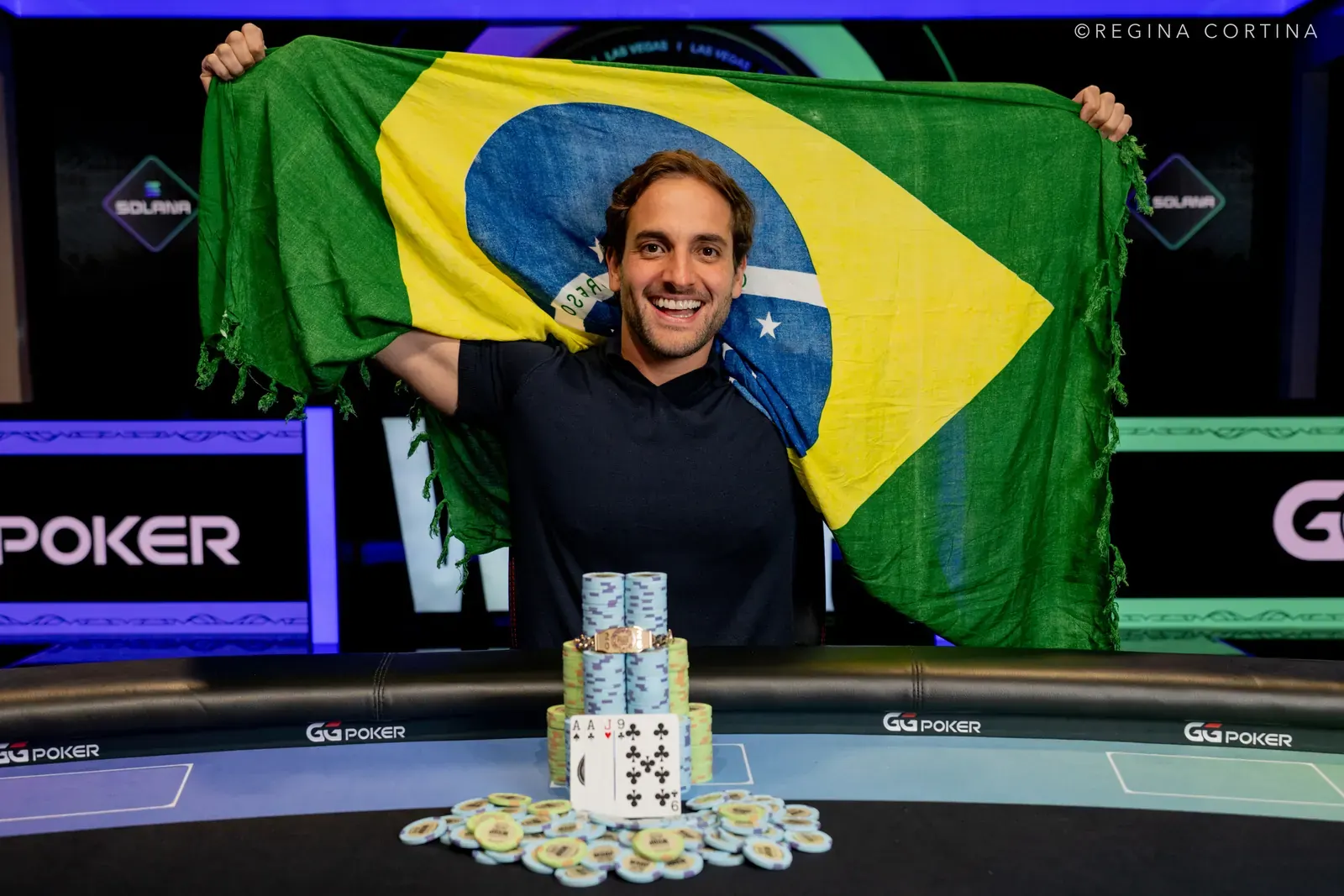Joao Simao świętuje zwycięstwo przy stole pokerowym podczas World Series of Poker