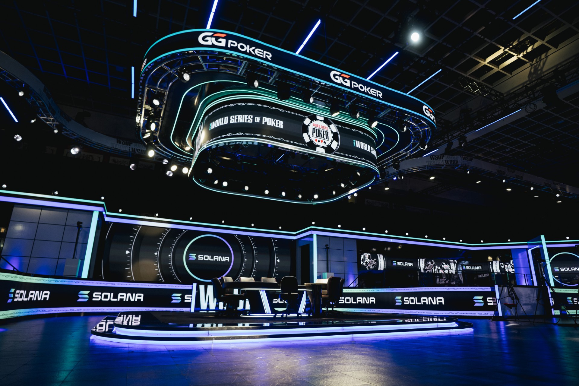 Gracze przy stole turniejowym WSOP z widocznym logo Solana, symbolizującym integrację kryptowalut.