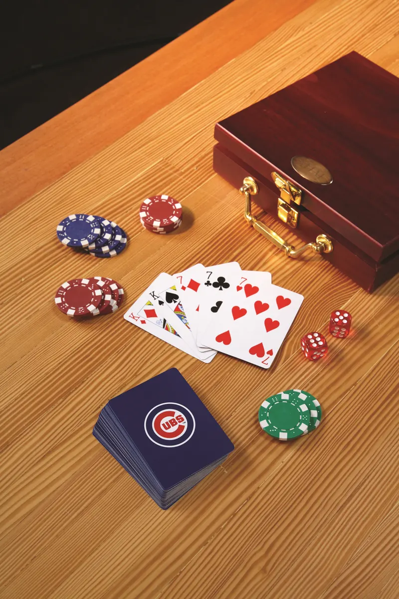 Stolik do pokera online z logo GGPoker na ekranie, żetony, karty, polska flaga, symbolizujące kwestie prawne i dostępność dla polskich graczy.